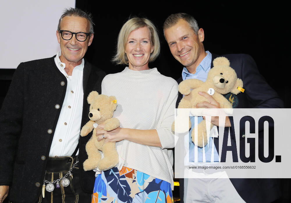 28 Tabaluga Golf Cup Tobias Angerer wins together with his wife Romy Gross Angerer the gross classification at the 28 Tabaluga Golf Cup here the organizer Michael Roll on the left handed over the prizes 2 stuffed teddy bears, Tutzing Bavaria Germany Golf Course Tutzing