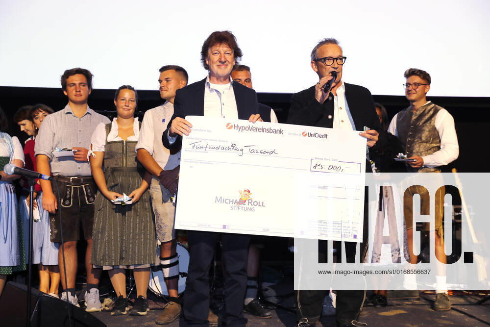 28 Tabaluga Golf Cup Michael Roll and his wife Claudia present the head of the Tabaluga Foundation Dr Jürgen Haerlin with a donation check for 90 000 Euro, Tutzing Bavaria Germany Golf Course Tutzing