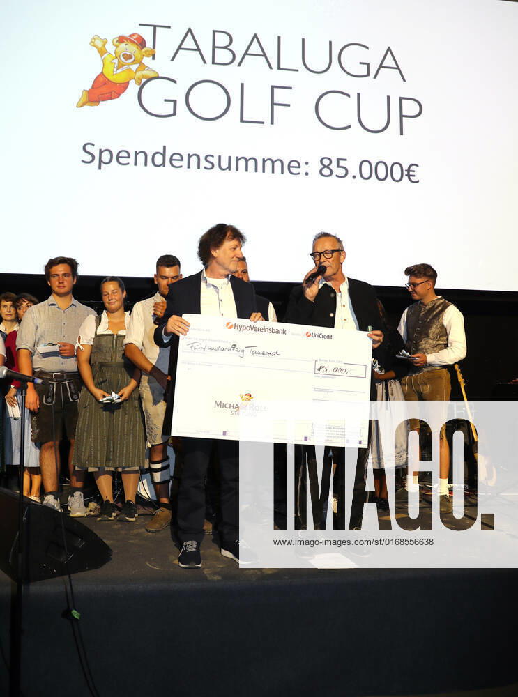 28 Tabaluga Golf Cup Michael Roll and his wife Claudia present the head of the Tabaluga Foundation Dr Jürgen Haerlin with a donation check for 90 000 Euro, Tutzing Bavaria Germany Golf Course Tutzing