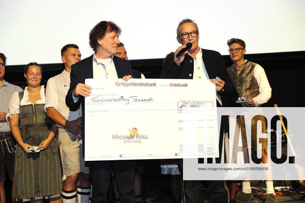 28 Tabaluga Golf Cup Michael Roll and his wife Claudia present the head of the Tabaluga Foundation Dr Jürgen Haerlin with a donation check for 90 000 Euro, Tutzing Bavaria Germany Golf Course Tutzing