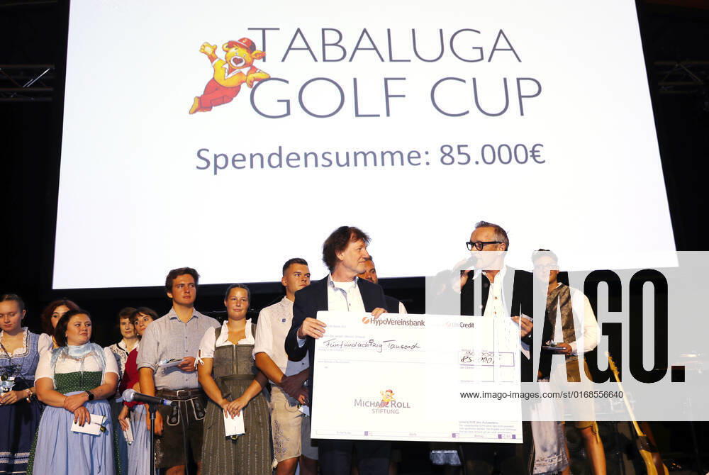 28 Tabaluga Golf Cup Michael Roll and his wife Claudia present the head of the Tabaluga Foundation Dr Jürgen Haerlin with a donation check for 90 000 Euro, Tutzing Bavaria Germany Golf Course Tutzing