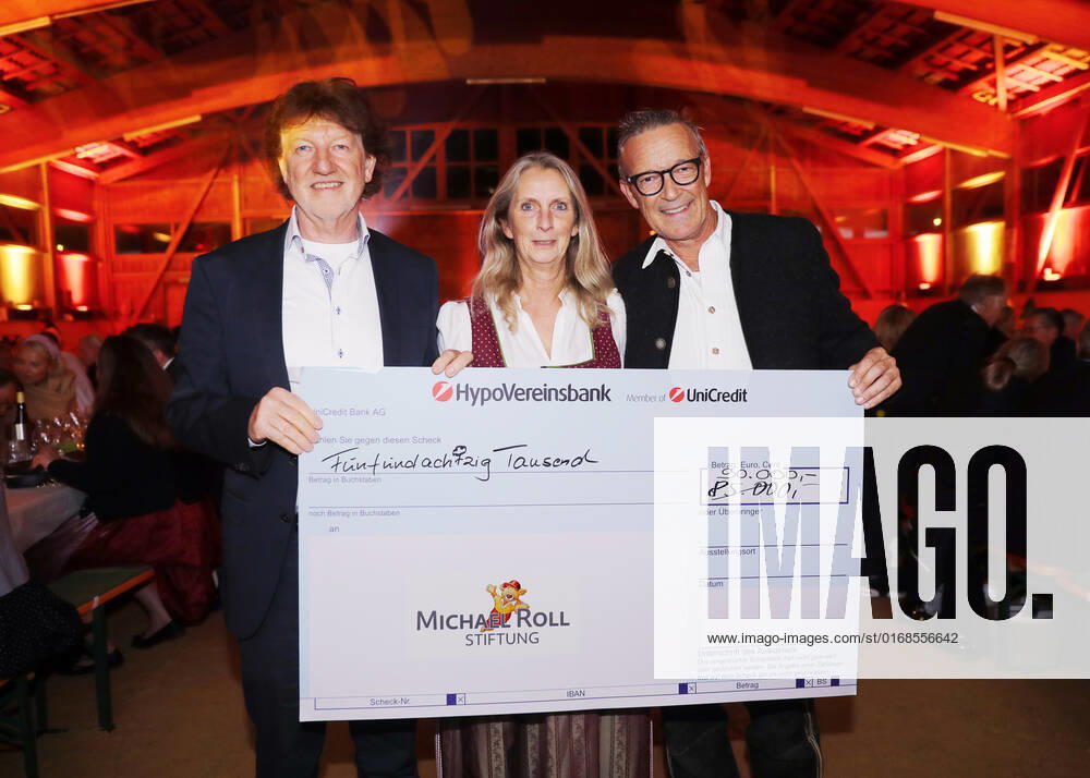 28 Tabaluga Golf Cup Michael Roll and his wife Claudia present the head of the Tabaluga Foundation Dr Jürgen Haerlin with a donation check for 90 000 Euro, Tutzing Bavaria Germany Golf Course Tutzing