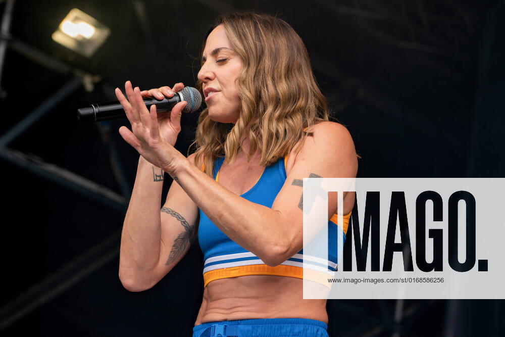 Mel C AKA Sporty Spice performing live on stage during the festival. Pub in The Park, now the biggest food and music festival to tour the UK made a stop at St Albans in Hertfordshire .Saturday afternoon the live music stage featured music artists Kaiser Chiefs - Ricky Wilson, Andrew White, Simon Rix, Vijay Mistry and Nick peanut Baines, Melanie C Mel C who is best known as one of the five members of the Spice Girls, during which time she was nicknamed Sporty Spice and the band Dodgy. Also spotted around the festival site were Hairy Biker - Si King and Adam Woodyatt best known for his role as Ian Beale in the BBC soap opera EastEnders. Hertfordshire United Kingdom - ZUMAs197 20220910_zaa_s197_384