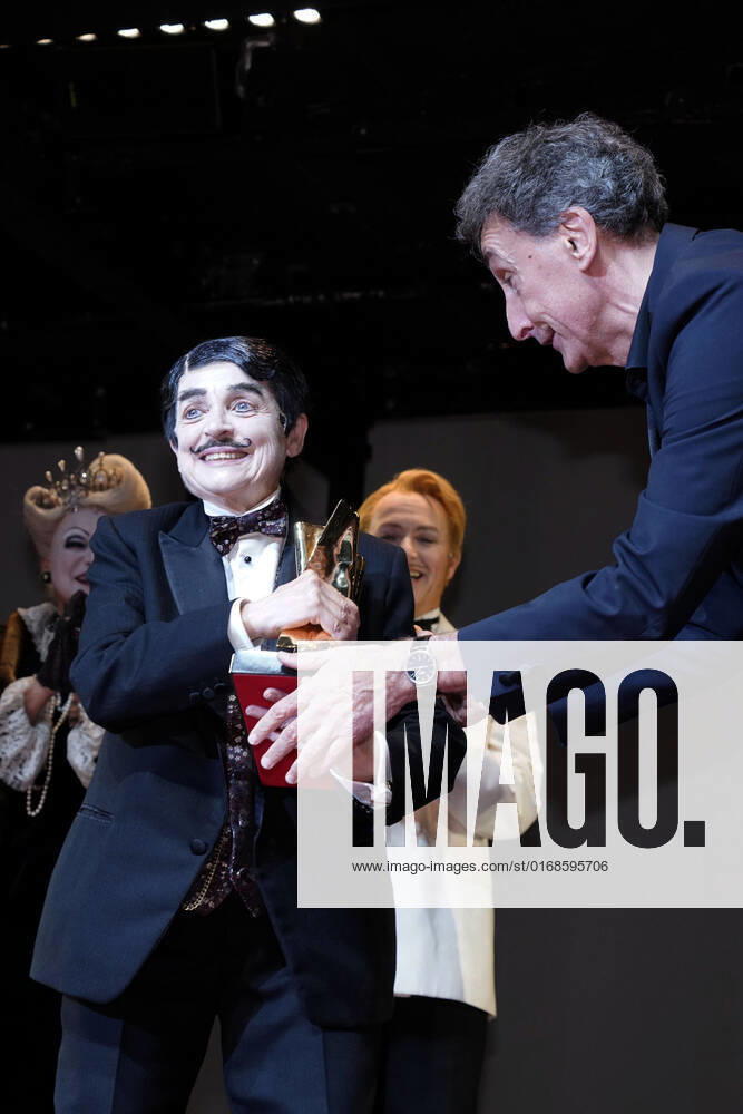 Katharina Thalbach and ensemble members at the presentation of the Audience Award Golden Curtain to Katharina Thalbach after the performance of the play Murder in the Orient Expess in the Komödie am Kurfürstendamm at the Schiller Theater Berlin, 11 09 2022 Foto:xT.xBartillax xFuturexImage