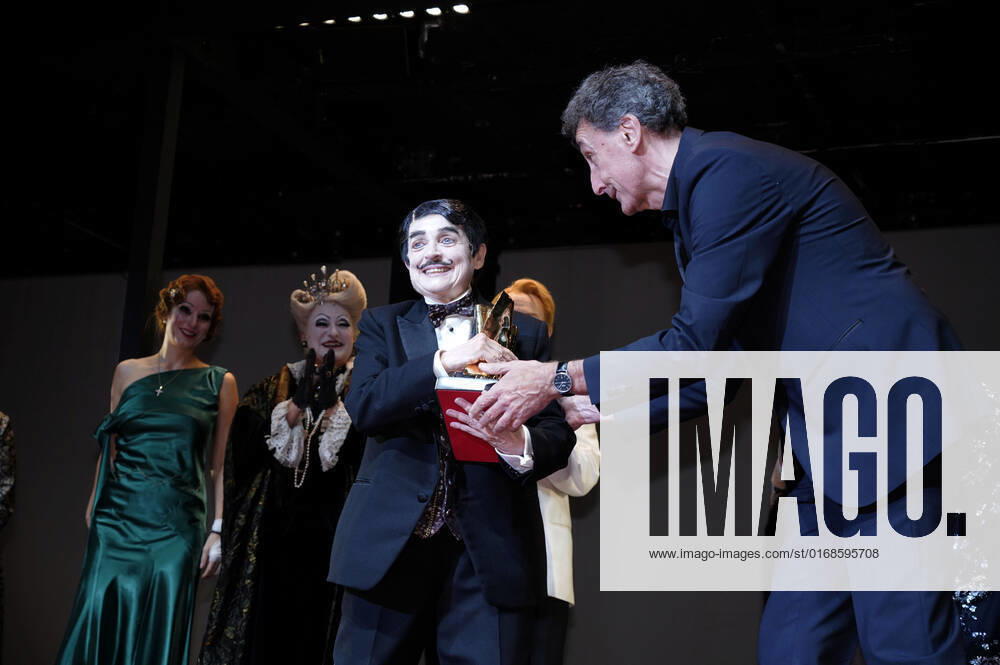 Katharina Thalbach and ensemble members at the presentation of the Audience Award Golden Curtain to Katharina Thalbach after the performance of the play Murder in the Orient Expess in the Komödie am Kurfürstendamm at the Schiller Theater Berlin, 11 09 2022 Foto:xT.xBartillax xFuturexImage