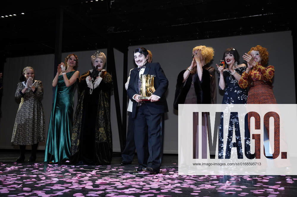 Katharina Thalbach and ensemble members at the presentation of the Audience Award Golden Curtain to Katharina Thalbach after the performance of the play Murder in the Orient Expess in the Komödie am Kurfürstendamm at the Schiller Theater Berlin, 11 09 2022 Foto:xT.xBartillax xFuturexImage