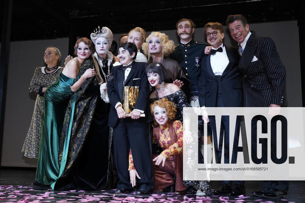 Katharina Thalbach and ensemble members at the presentation of the Audience Award Golden Curtain to Katharina Thalbach after the performance of the play Murder in the Orient Expess in the Komödie am Kurfürstendamm at the Schiller Theater Berlin, 11 09 2022 Foto:xT.xBartillax xFuturexImage