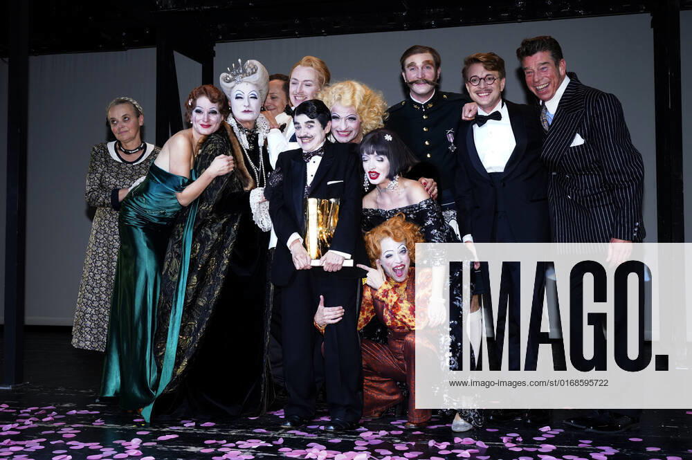 Katharina Thalbach and ensemble members at the presentation of the Audience Award Golden Curtain to Katharina Thalbach after the performance of the play Murder in the Orient Expess in the Komödie am Kurfürstendamm at the Schiller Theater Berlin, 11 09 2022 Foto:xT.xBartillax xFuturexImage