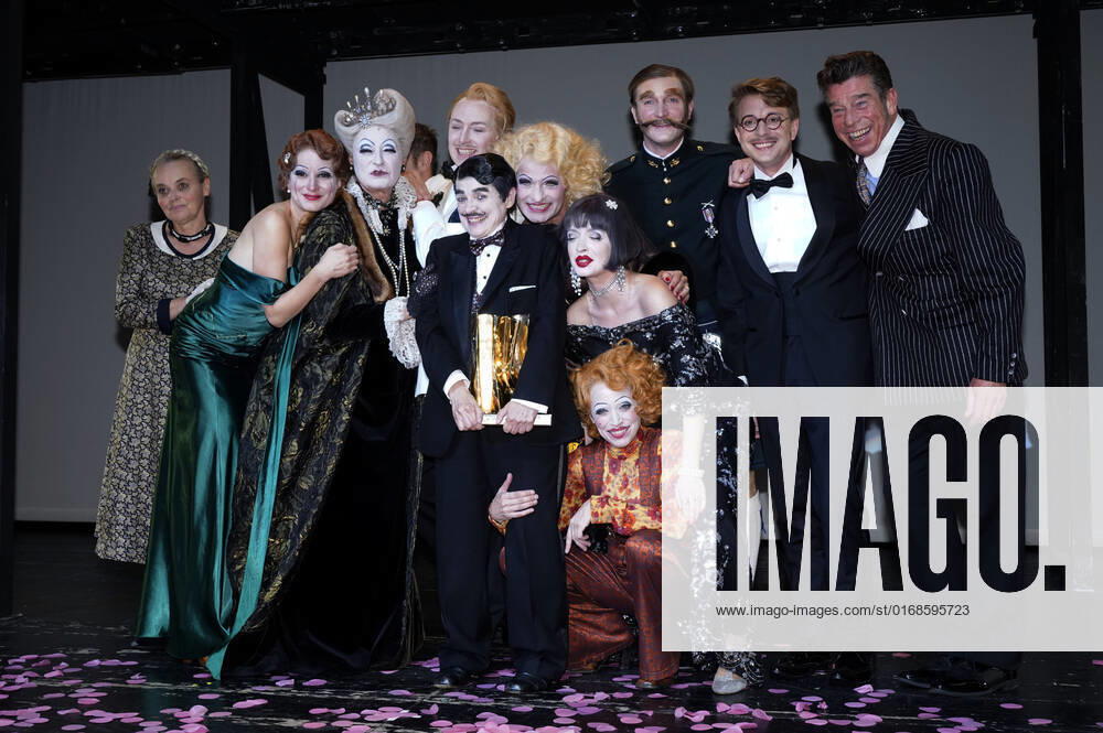 Katharina Thalbach and ensemble members at the presentation of the Audience Award Golden Curtain to Katharina Thalbach after the performance of the play Murder in the Orient Expess in the Komödie am Kurfürstendamm at the Schiller Theater Berlin, 11 09 2022 Foto:xT.xBartillax xFuturexImage
