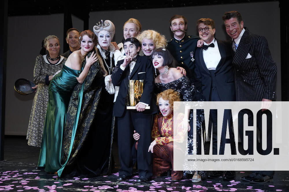 Katharina Thalbach and ensemble members at the presentation of the Audience Award Golden Curtain to Katharina Thalbach after the performance of the play Murder in the Orient Expess in the Komödie am Kurfürstendamm at the Schiller Theater Berlin, 11 09 2022 Foto:xT.xBartillax xFuturexImage