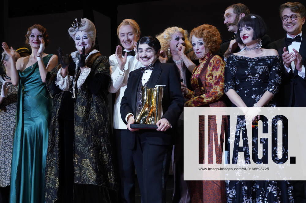 Katharina Thalbach and ensemble members at the presentation of the Audience Award Golden Curtain to Katharina Thalbach after the performance of the play Murder in the Orient Expess in the Komödie am Kurfürstendamm at the Schiller Theater Berlin, 11 09 2022 Foto:xT.xBartillax xFuturexImage