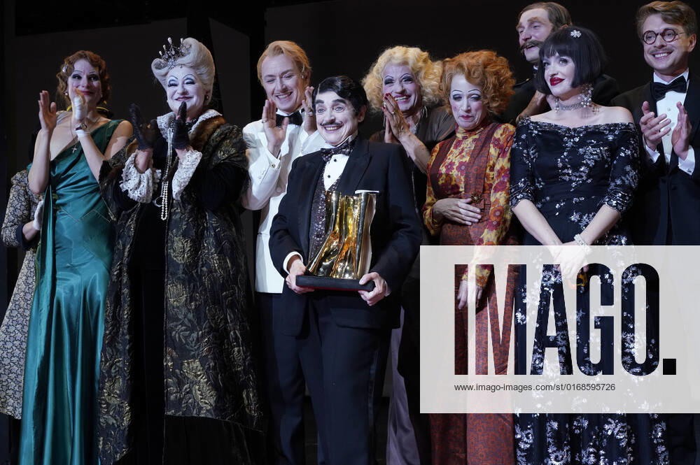 Katharina Thalbach and ensemble members at the presentation of the Audience Award Golden Curtain to Katharina Thalbach after the performance of the play Murder in the Orient Expess in the Komödie am Kurfürstendamm at the Schiller Theater Berlin, 11 09 2022 Foto:xT.xBartillax xFuturexImage