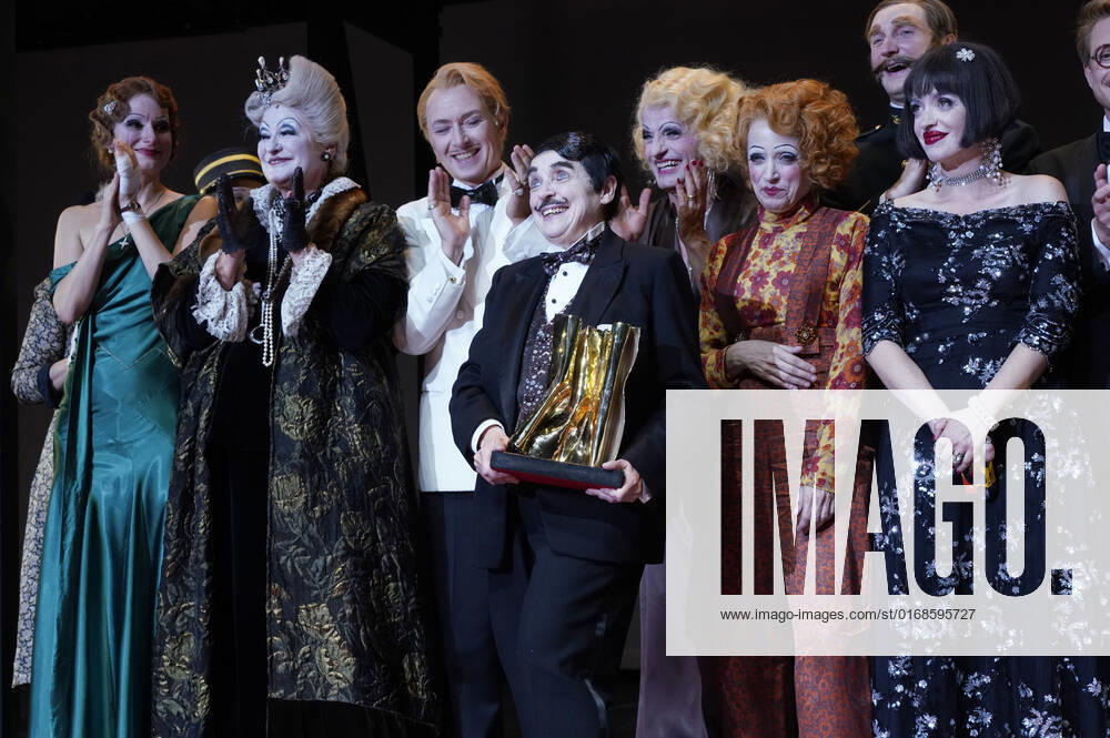 Katharina Thalbach and ensemble members at the presentation of the Audience Award Golden Curtain to Katharina Thalbach after the performance of the play Murder in the Orient Expess in the Komödie am Kurfürstendamm at the Schiller Theater Berlin, 11 09 2022 Foto:xT.xBartillax xFuturexImage
