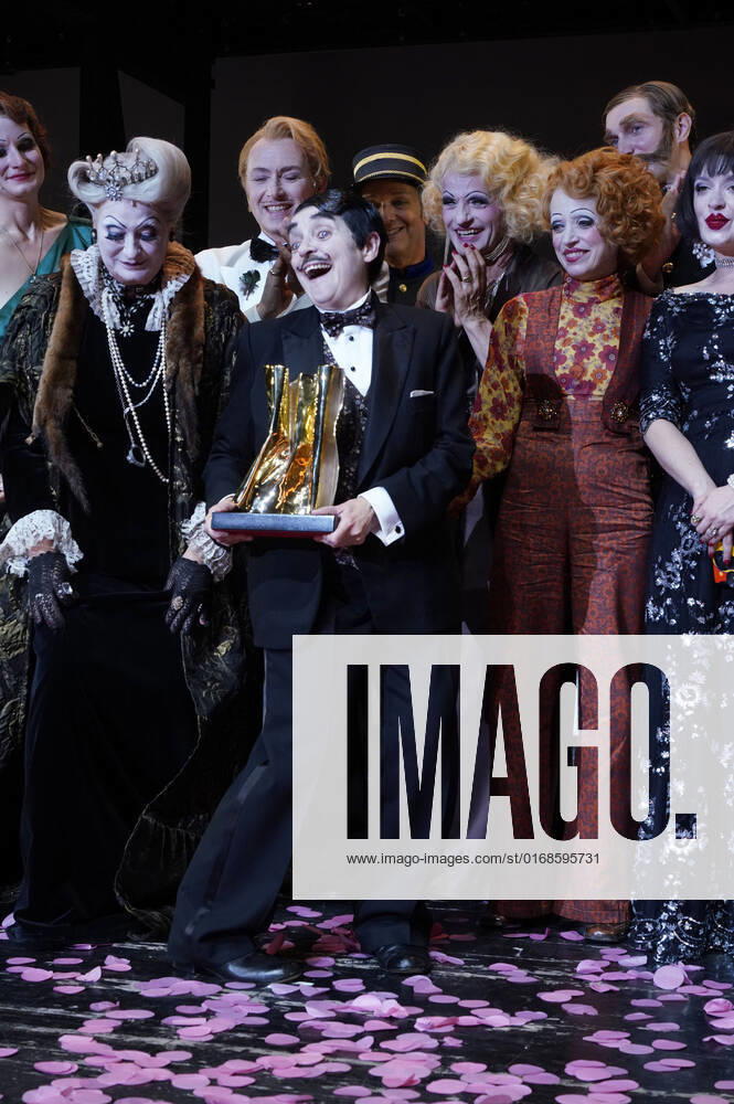 Katharina Thalbach and ensemble members at the presentation of the Audience Award Golden Curtain to Katharina Thalbach after the performance of the play Murder in the Orient Expess in the Komödie am Kurfürstendamm at the Schiller Theater Berlin, 11 09 2022 Foto:xT.xBartillax xFuturexImage