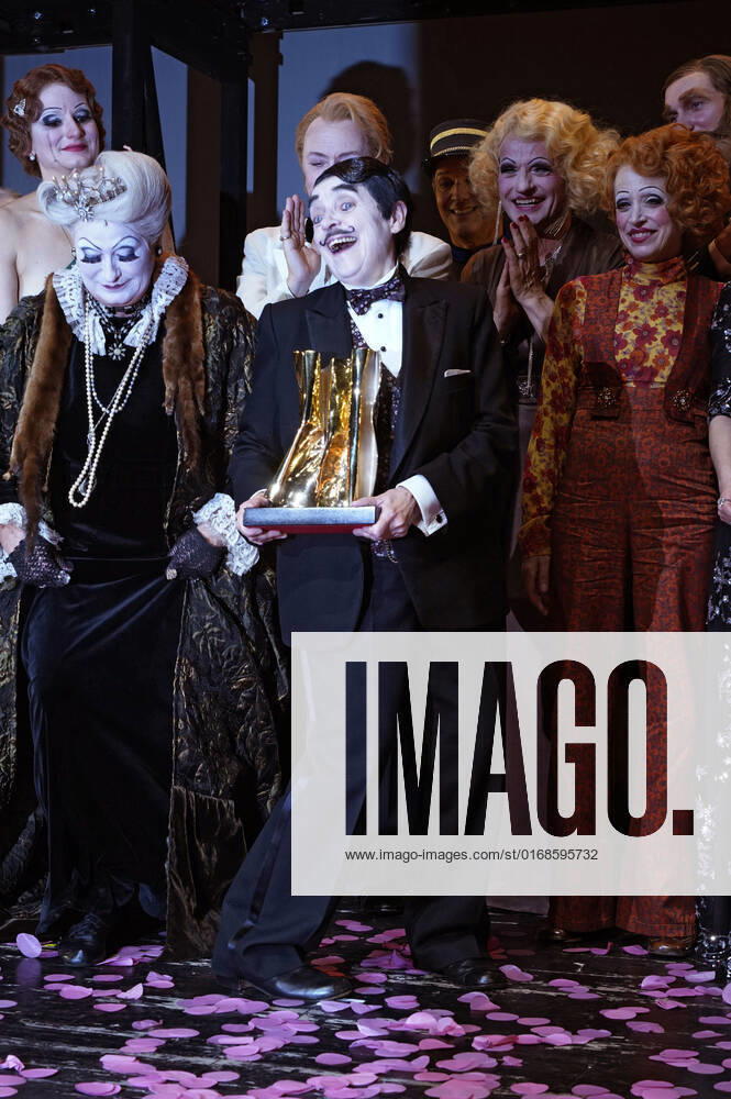 Katharina Thalbach and ensemble members at the presentation of the Audience Award Golden Curtain to Katharina Thalbach after the performance of the play Murder in the Orient Expess in the Komödie am Kurfürstendamm at the Schiller Theater Berlin, 11 09 2022 Foto:xT.xBartillax xFuturexImage