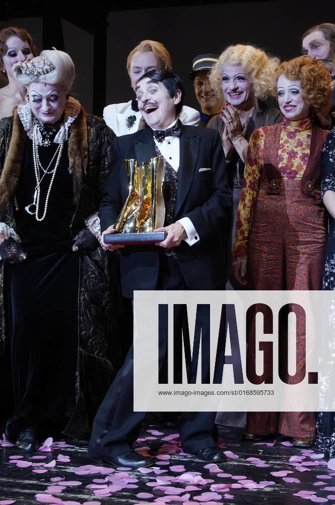 Katharina Thalbach and ensemble members at the presentation of the Audience Award Golden Curtain to Katharina Thalbach after the performance of the play Murder in the Orient Expess in the Komödie am Kurfürstendamm at the Schiller Theater Berlin, 11 09 2022 Foto:xT.xBartillax xFuturexImage