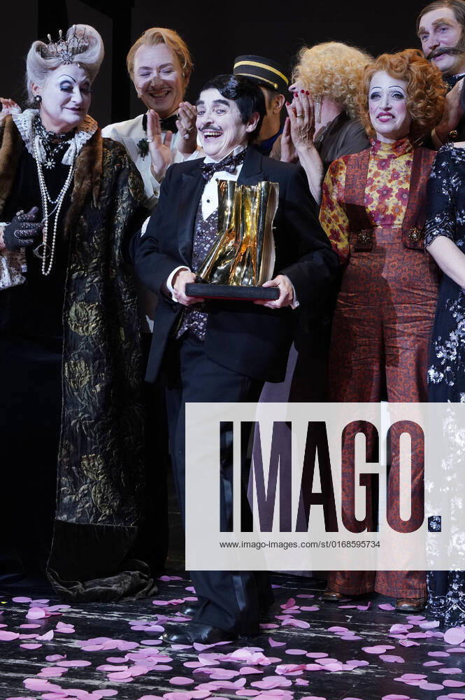 Katharina Thalbach and ensemble members at the presentation of the Audience Award Golden Curtain to Katharina Thalbach after the performance of the play Murder in the Orient Expess in the Komödie am Kurfürstendamm at the Schiller Theater Berlin, 11 09 2022 Foto:xT.xBartillax xFuturexImage