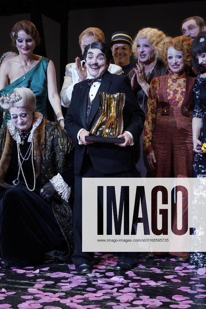 Katharina Thalbach and ensemble members at the presentation of the Audience Award Golden Curtain to Katharina Thalbach after the performance of the play Murder in the Orient Expess in the Komödie am Kurfürstendamm at the Schiller Theater Berlin, 11 09 2022 Foto:xT.xBartillax xFuturexImage