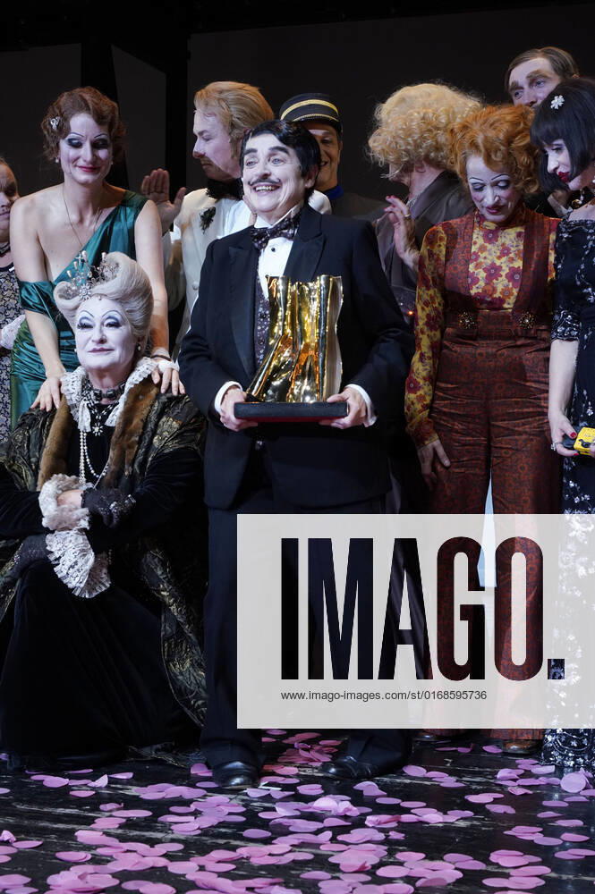 Katharina Thalbach and ensemble members at the presentation of the Audience Award Golden Curtain to Katharina Thalbach after the performance of the play Murder in the Orient Expess in the Komödie am Kurfürstendamm at the Schiller Theater Berlin, 11 09 2022 Foto:xT.xBartillax xFuturexImage