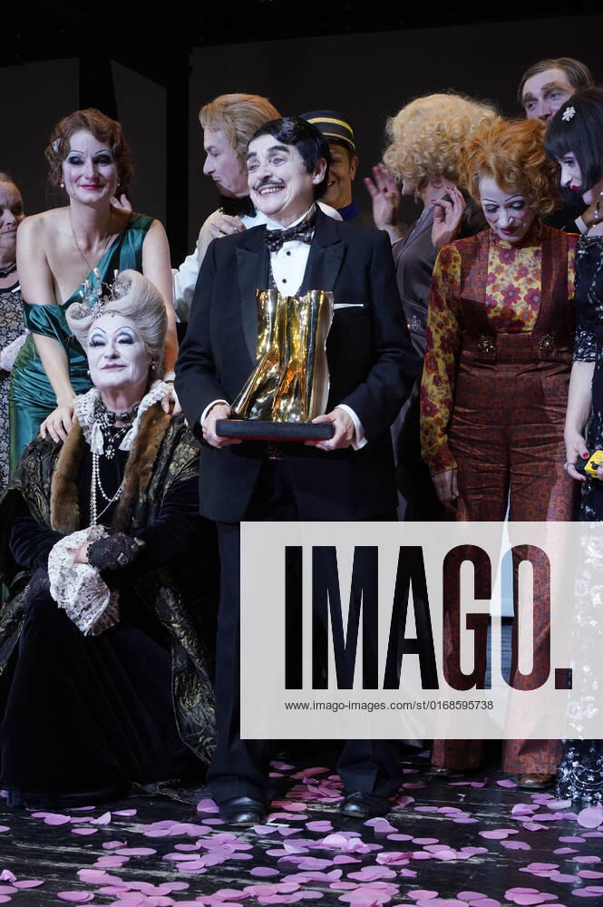 Katharina Thalbach and ensemble members at the presentation of the Audience Award Golden Curtain to Katharina Thalbach after the performance of the play Murder in the Orient Expess in the Komödie am Kurfürstendamm at the Schiller Theater Berlin, 11 09 2022 Foto:xT.xBartillax xFuturexImage