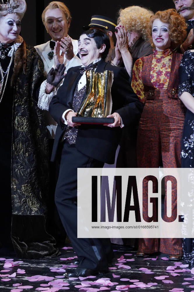 Katharina Thalbach and ensemble members at the presentation of the Audience Award Golden Curtain to Katharina Thalbach after the performance of the play Murder in the Orient Expess in the Komödie am Kurfürstendamm at the Schiller Theater Berlin, 11 09 2022 Foto:xT.xBartillax xFuturexImage