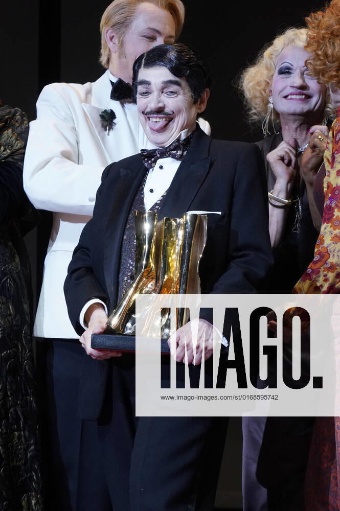 Katharina Thalbach and ensemble members at the presentation of the Audience Award Golden Curtain to Katharina Thalbach after the performance of the play Murder in the Orient Expess in the Komödie am Kurfürstendamm at the Schiller Theater Berlin, 11 09 2022 Foto:xT.xBartillax xFuturexImage