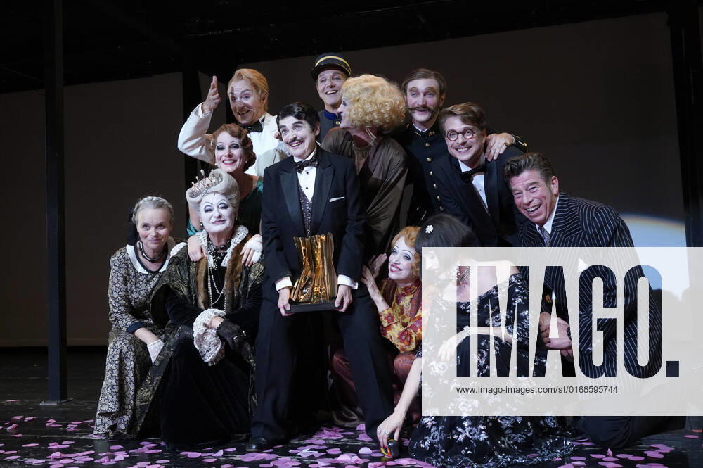Katharina Thalbach and ensemble members at the presentation of the Audience Award Golden Curtain to Katharina Thalbach after the performance of the play Murder in the Orient Expess in the Komödie am Kurfürstendamm at the Schiller Theater Berlin, 11 09 2022 Foto:xT.xBartillax xFuturexImage