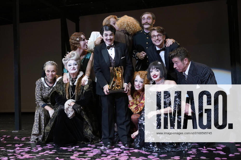 Katharina Thalbach and ensemble members at the presentation of the Audience Award Golden Curtain to Katharina Thalbach after the performance of the play Murder in the Orient Expess in the Komödie am Kurfürstendamm at the Schiller Theater Berlin, 11 09 2022 Foto:xT.xBartillax xFuturexImage