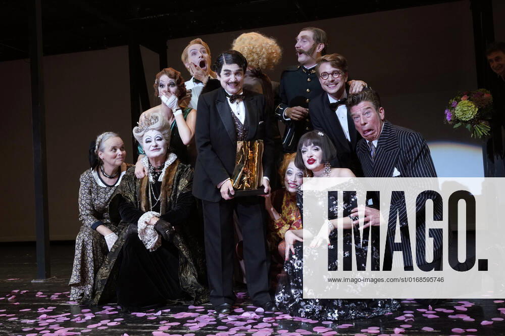 Katharina Thalbach and ensemble members at the presentation of the Audience Award Golden Curtain to Katharina Thalbach after the performance of the play Murder in the Orient Expess in the Komödie am Kurfürstendamm at the Schiller Theater Berlin, 11 09 2022 Foto:xT.xBartillax xFuturexImage