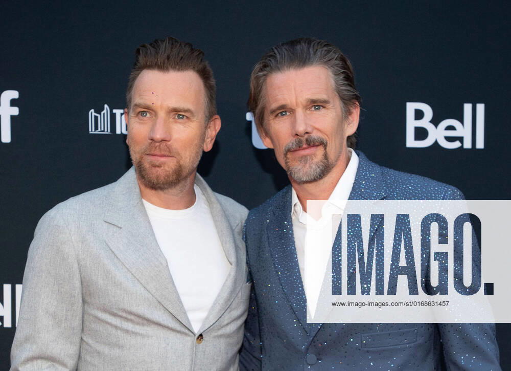 Bilder des Jahres 2022, Entertainment 09 September Entertainment Themen der Woche KW37 September 12, 2022, Toronto, ON, Canada: Ewan McGregor, Ethan Hawke attends the Raymond & Ray Premiere during the 2022 Toronto International Film Festival at Roy Thomson Hall on September 12, 2022 in Toronto, Ontario. Toronto Canada - ZUMAs181 20220912_zea_s181_039