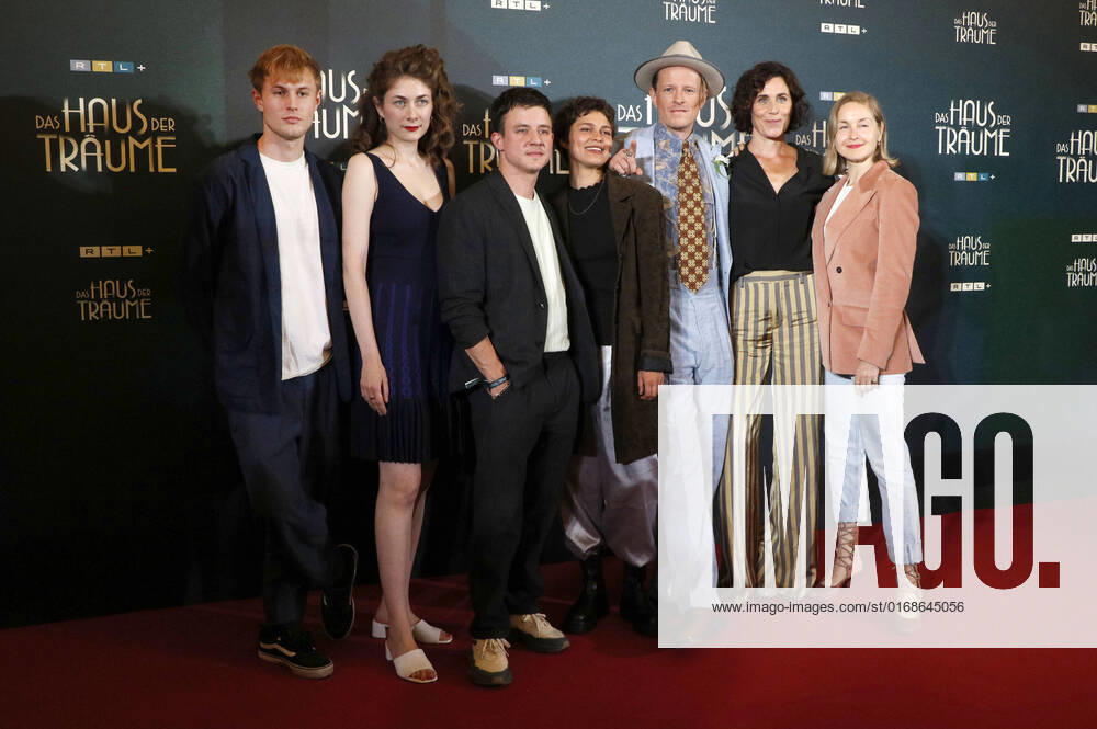 Ludwig Simon, Amy Benkenstein, Paul Zichner, Naemi Florez, Alexander Scheer, Nina Kunzendorf and Valery Cheplanova at the premiere of the RTL TV series Das Haus der Träume at Kino International Berlin, 12 09 2022 Foto:xA.xFuturexImage