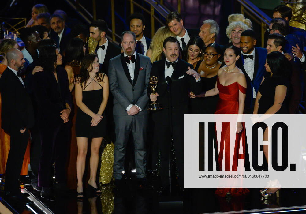 Bilder des Jahres 2022, Entertainment 09 September Entertainment Themen der Woche KW37 Jason Sudeikis (C) with cast and crew accept the Outstanding Comedy Series award for Ted Lasso onstage during the 74th annual Primetime Emmy Awards at the Microsoft Theater in Los Angeles on Monday, September 12, 2022. LAP20220912183 MIKExGOULDING