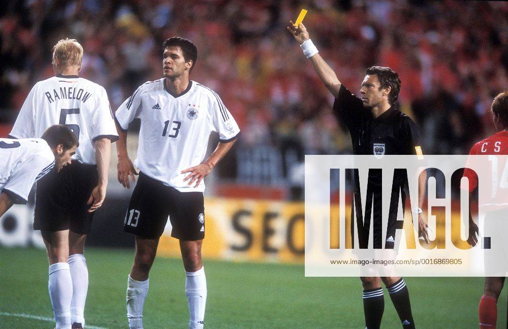 BALLACK Michael bekomt die gelbe Karte durch Schiedsrichter MEIER Urs SUI FIFA Fussball Weltmeisterschaften 2002 in JAPAN_KOREA HALBFINALE Halbfinalspiel Deutschland-Sued Korea in Seoul Fussball am 25.Juni 2002 in Seoul