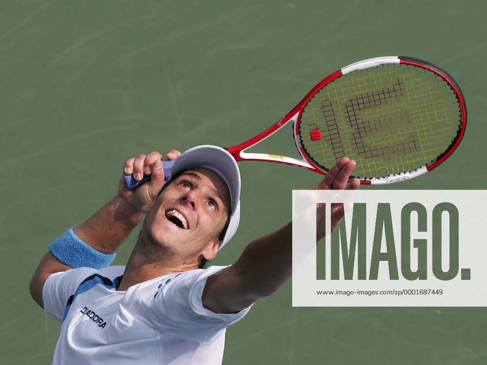 Gaston Gaudio (Argentinien) - Aufschlag Tennis Herren US Open 2005, Grand Slam, ATP Tour, Hartplatz, Hardcourt, Hartplatztennis, Hartplatzturnier Einzelbild Flushing Meadow, Meadows New York