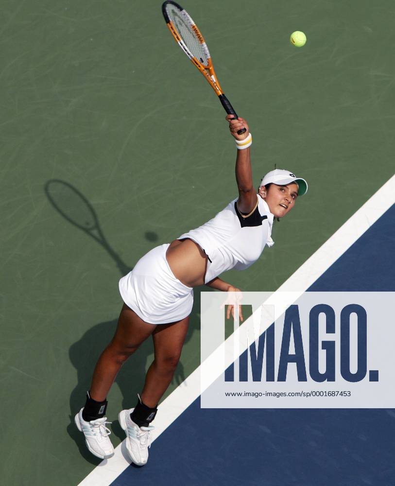 Sania Mirza (Indien) - Aufschlag Tennis Damen US Open 2005, Grand Slam, WTA Tour, Hartplatz, Hardcourt, Hartplatztennis, Hartplatzturnier Einzelbild Flushing Meadow, Meadows New York Dynamik