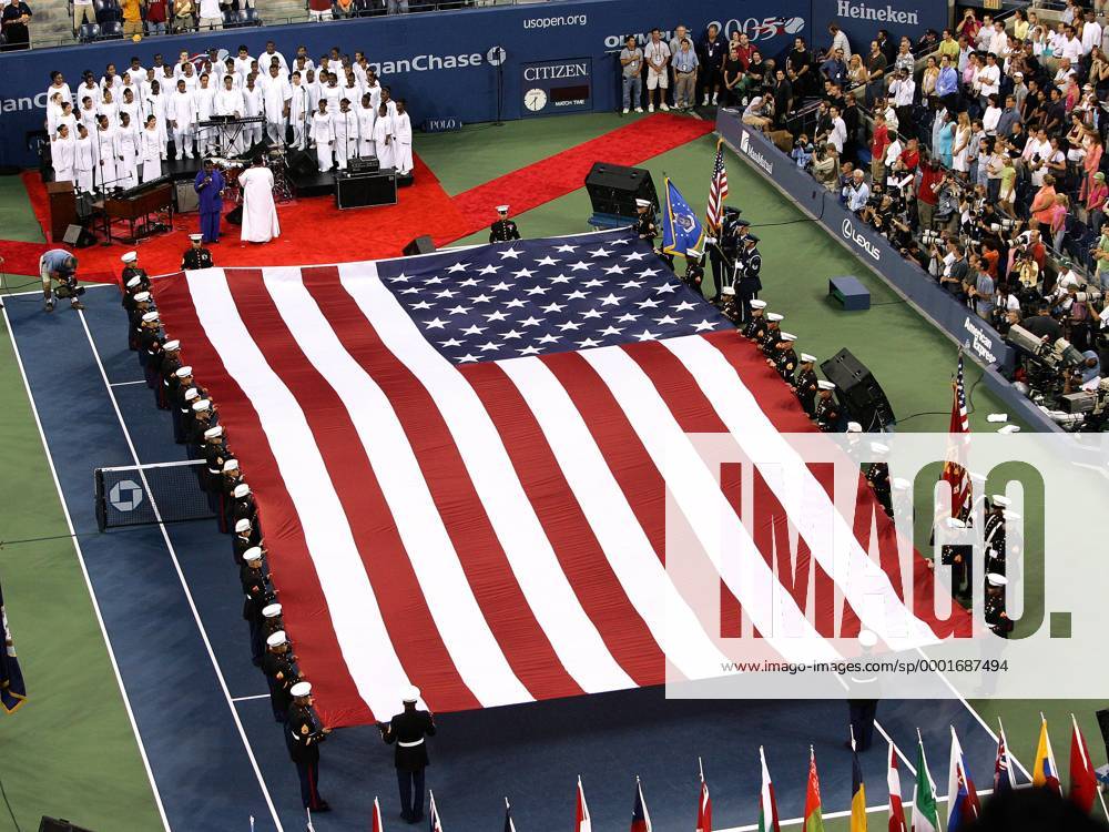 Die US amerikanische Nationalflagge wird während der Eröffnungszeremonie der US Open 2005 in überdimensionaler Größe präsentiert Tennis Herren US Open 2005, Grand Slam, ATP Tour, WTA Totale Flushing Meadow, Meadows New York
