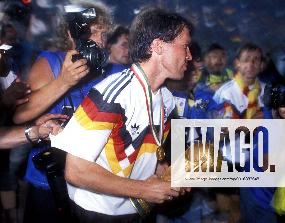 MATTHÄUS MATTHAEUS Lothar mit Weltcup auf der Ehrenrunde FIFA Fussball Weltmeisterschaften 1990 in Italien Finale Deutschland-Argentinien 1 : 0 am 08.07.1990