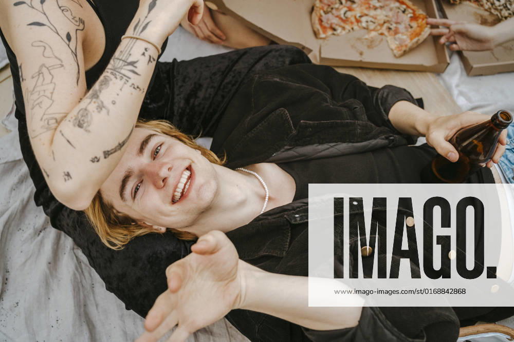 IMAGO Creative: Menschen in Berlin High angle view of smiling young man lying on female friend s lap Germany, Berlin, model released