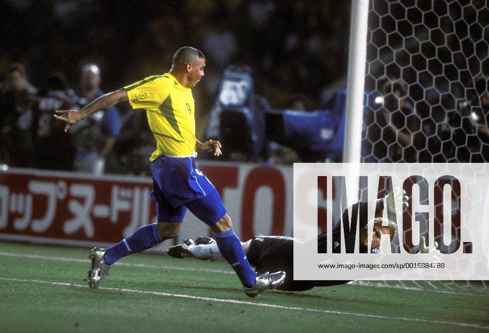 KAHN Oliver Torwart Team Deutschland RONALDO erzielt das 1 :0 gegen Oliver Kahn FIFA Fussball Weltmeisterschaften 2002 in JAPAN KOREA FINALE Finalspiel Deutschland-Brasilien 0 : 2 in Tokyo Fussball Team Deutschland am 30.06.2002 in Tokyo