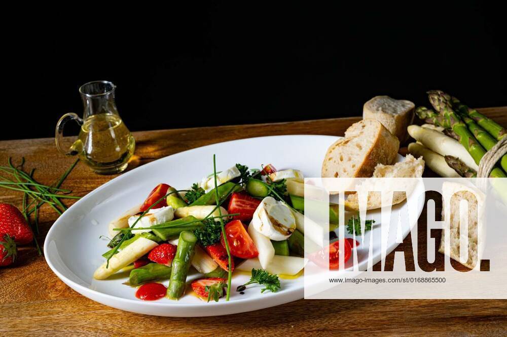 Asparagus salad with strawberries, tomatoes and goat cheese, Asparagus salad with strawberries, tomatoes and goat cheese, Asparagus salad with strawberries, tomatoes and goat cheese, 29.11.2021,