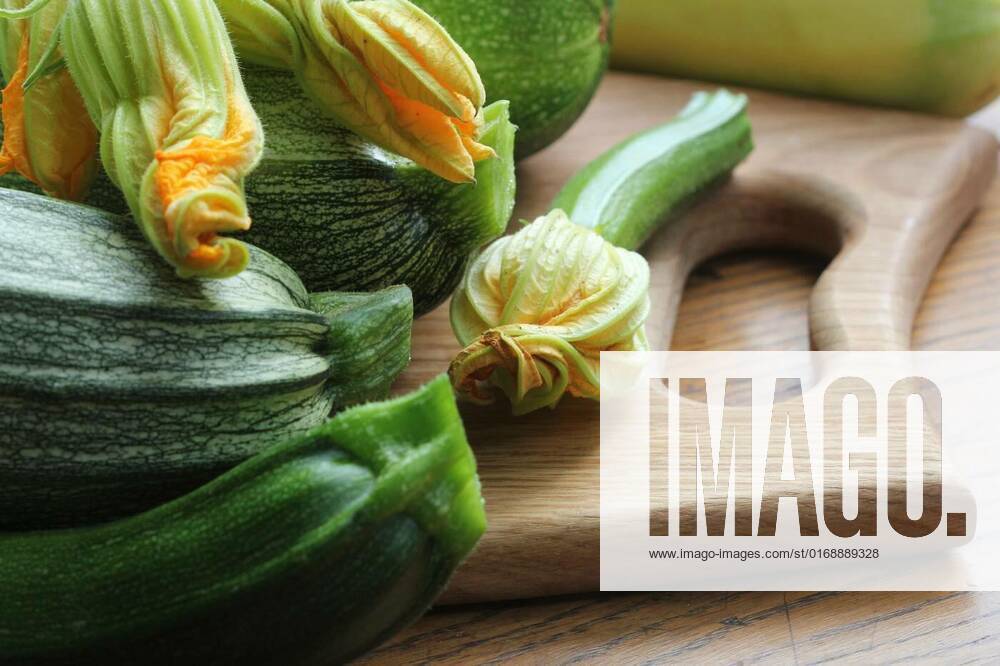 IMAGO Creative, Food, Zucchiniblüten Fresh organic zucchini on the wooden table, Fresh organic zucchini on the wooden table ., Fresh organic zucchini on the wooden table ., 04.12.2021,