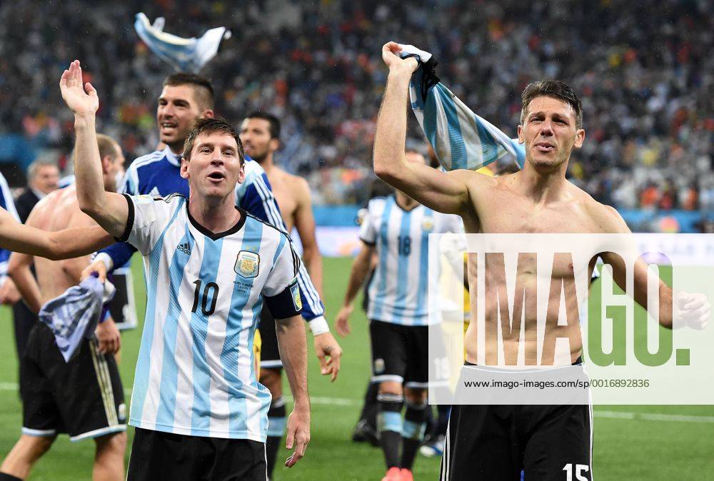 FUSSBALL WM 2014 HALBFINALE Niederlande - Argentinien 09.07.2014 Lionel Messi und Martin Demichelis (v.l., beide Argentinien) bejubeln den Einzug in das Finale