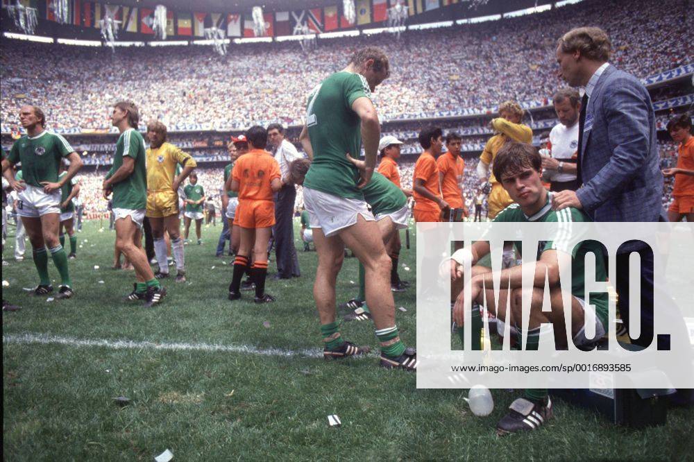 WM 86 in Mexico: Argentinien - Deutschland 3:2 WM Endspiel am 29.06.1986 in Mexico City enttäuschte deutsche Spieler nach der Niederlage (v.L. Dieter Hoeness, Eder, Immel, Briegel, Schumacher, Berthold, Co-Trainer Vogts) HM