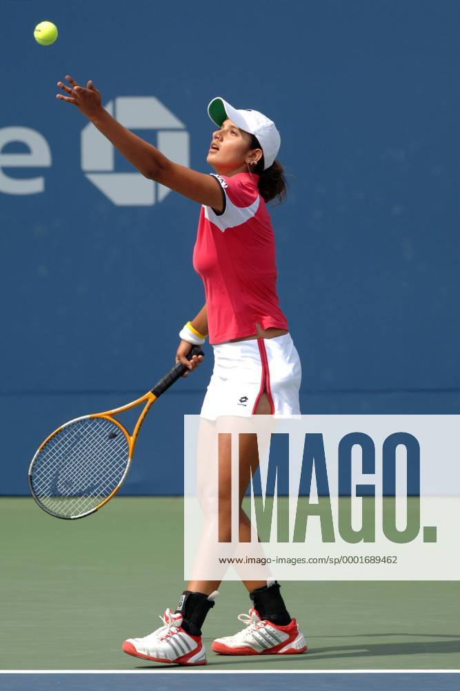 Sania Mirza (Indien) - Aufschlag Tennis Damen US Open 2005, Grand Slam, WTA Tour, Hartplatz, Hardcourt, Hartplatztennis, Hartplatzturnier Einzelbild Flushing Meadow, Meadows New York