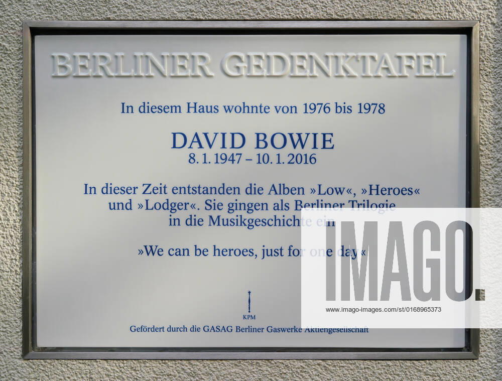 Dedenktafel für David Bowie Dedenktafel für David Bowie an seiem ehemaligen Wohnhaus in Berlin Schöneberg