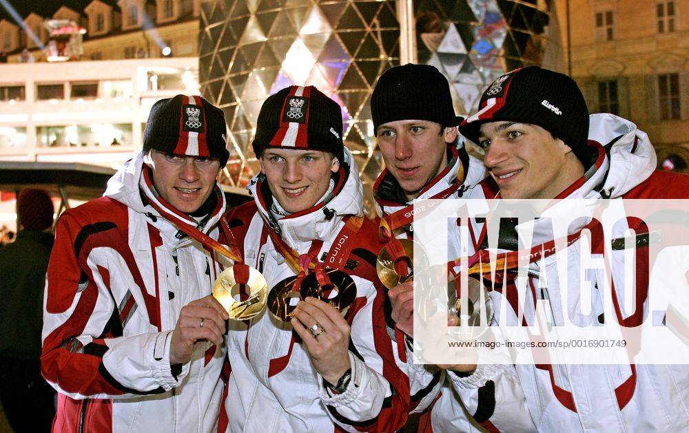 WIDHOELZEL Andreas MORGENSTERN Thomas KOFLER Andreas und KOCH Martin Olympiasieger Team_Skispringen Grosse Schanze in Pragelato Olympische Winterspiele 2006 in Turin Team_Skispringen Großschanze Jubel