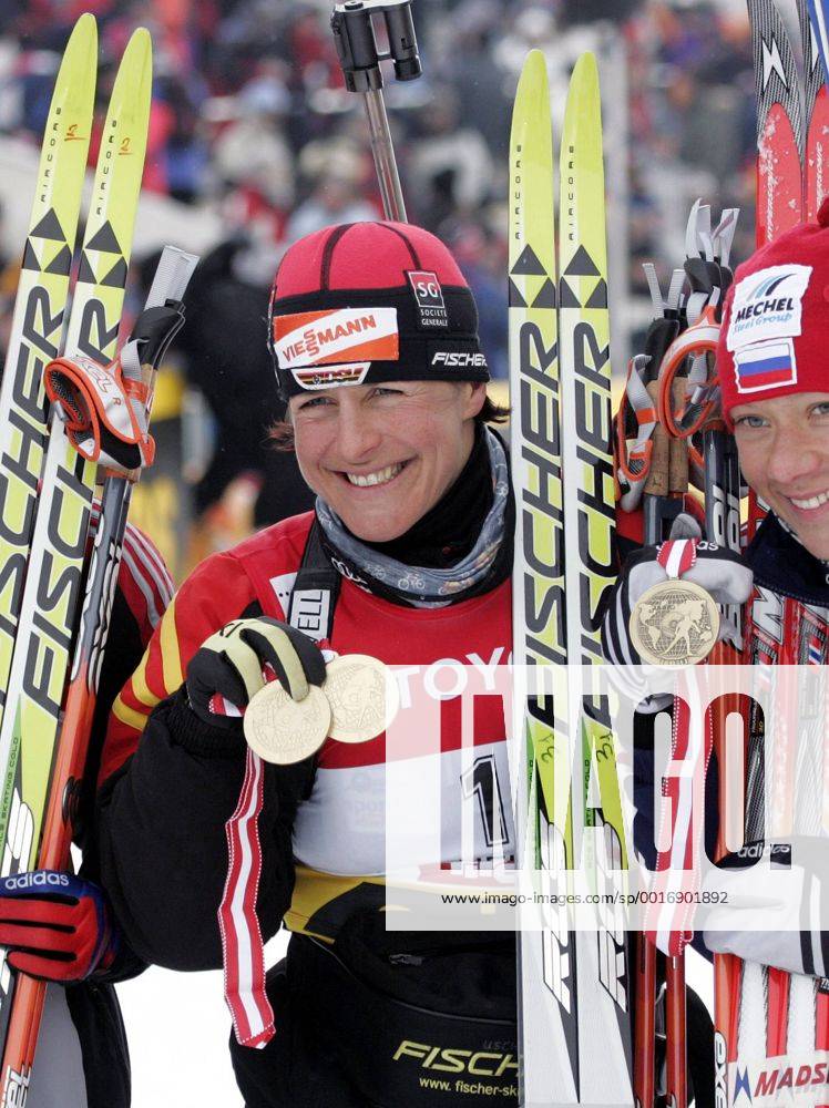 DISL Uschi wurde Einzelweltmeisterin in der Verfolgung über 10 km der Frauen bei der Biathlon WM 2005 in Hochfilzen von links LIU Xianyins, Uschi DISL und Olga ZAITSEVA RUS und somit Doppelweltmeisterin innerhalb von 24 Stunden! Biathlon Weltmeisterschsften 2005 in Hochfilzen Österreich.Sport Biathlon Siegeehrung.