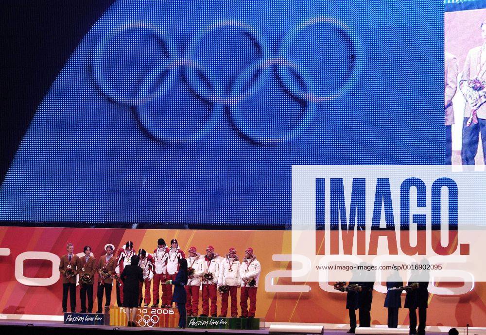 WIDHOELZEL Andreas MORGENSTERN Thomas KOFLER Andreas und KOCH Martin Olympiasieger Team_Skispringen Grosse Schanze in Pragelato Olympische Winterspiele 2006 in Turin Team_Skispringen Großschanze Siegeehrung