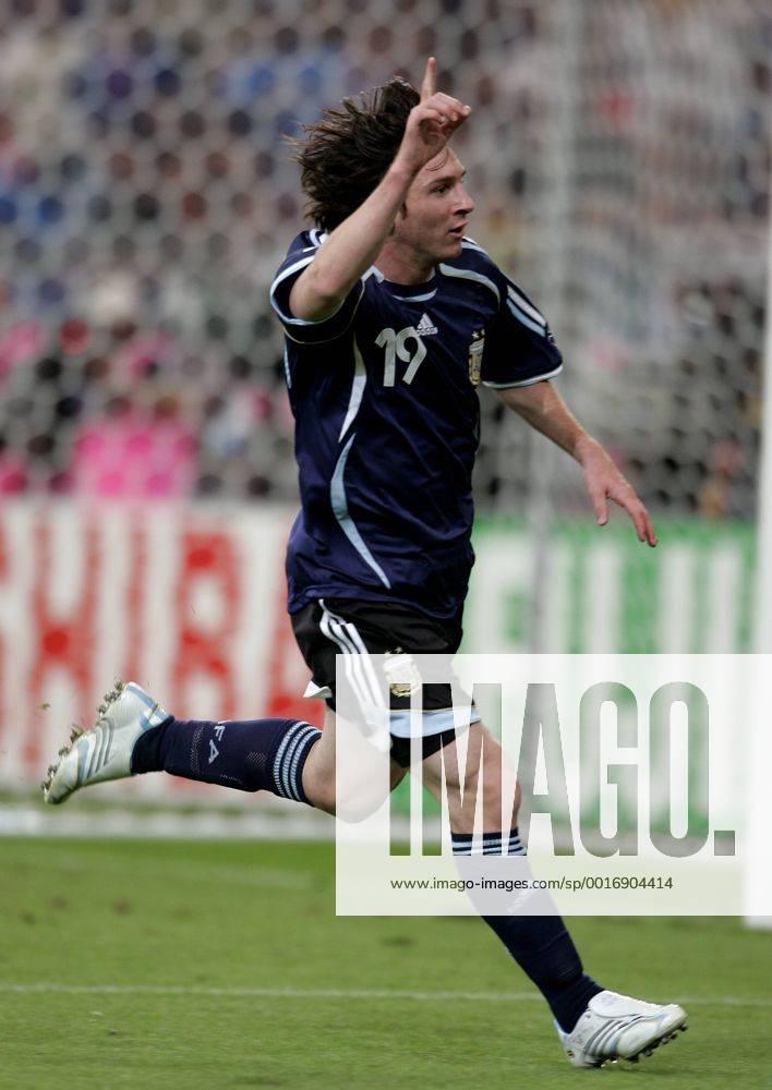 Lionel Messi jubelt nach seinem Treffer FIFA Fussballweltmeisterschaften 2006 in Deutschland Spiel Argentinien - Serbien Montenegro Vorrundenspiel Gruppe C