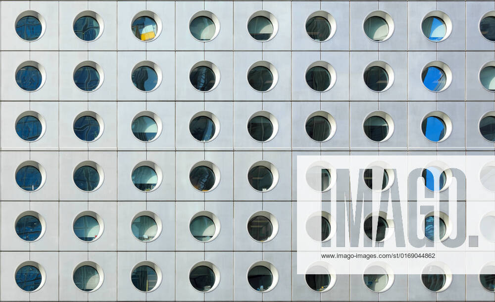 IMAGO Creative: Architektur in Berlin Exterior of office building , 12576056.jpg, office, building, exterior, modern, windows, facade, architecture, block, glass, skyscraper, window, apartment, texture, light, corporate, steel, high, berlin, house, seamless, futuristic, pattern, business, offices, downtown, urban, structure, day, circle, round, design, finance,